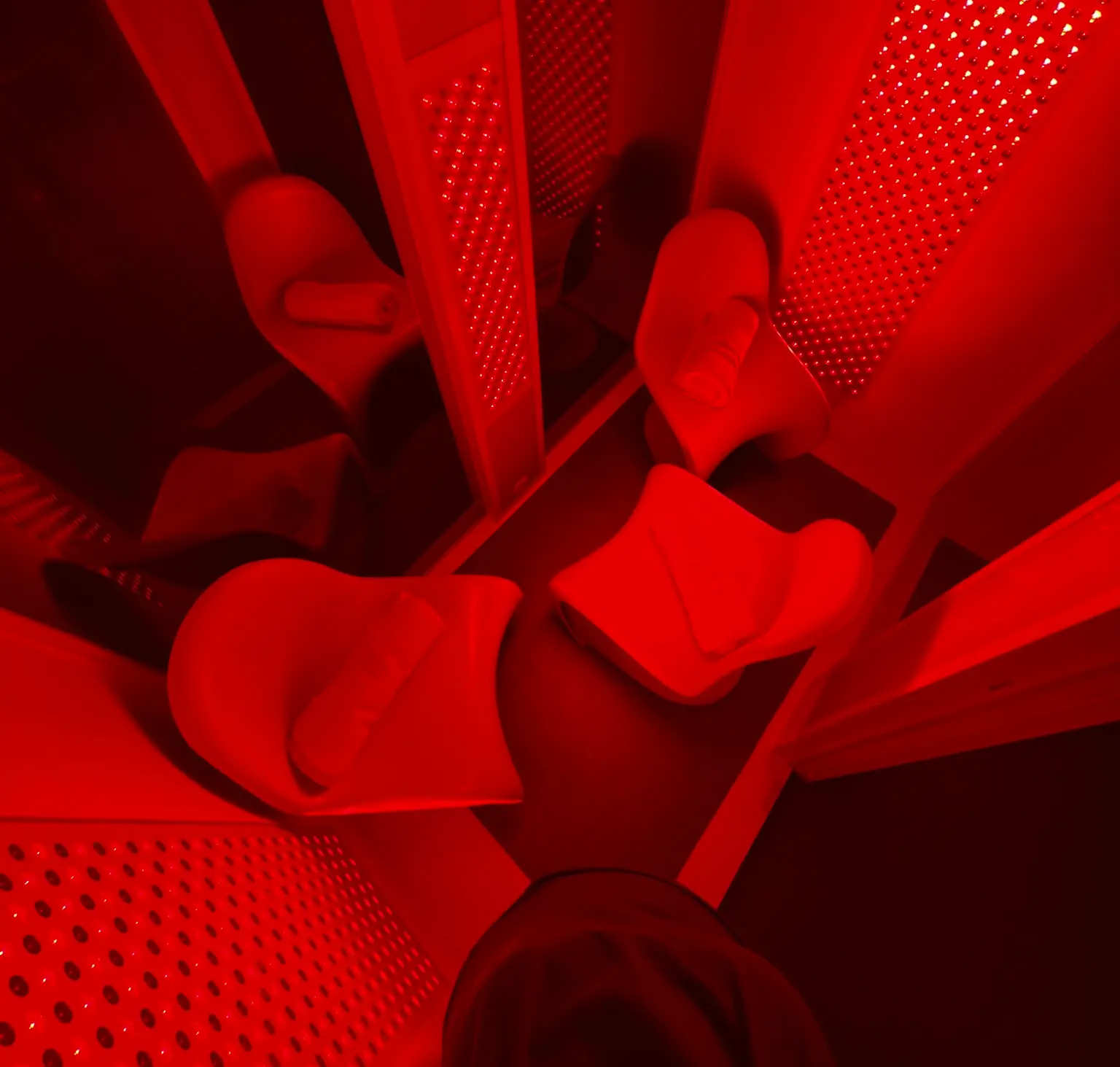 682db5e7afd46_HaloRed 3 chair view from top A person is standing in the middle of an elevator.