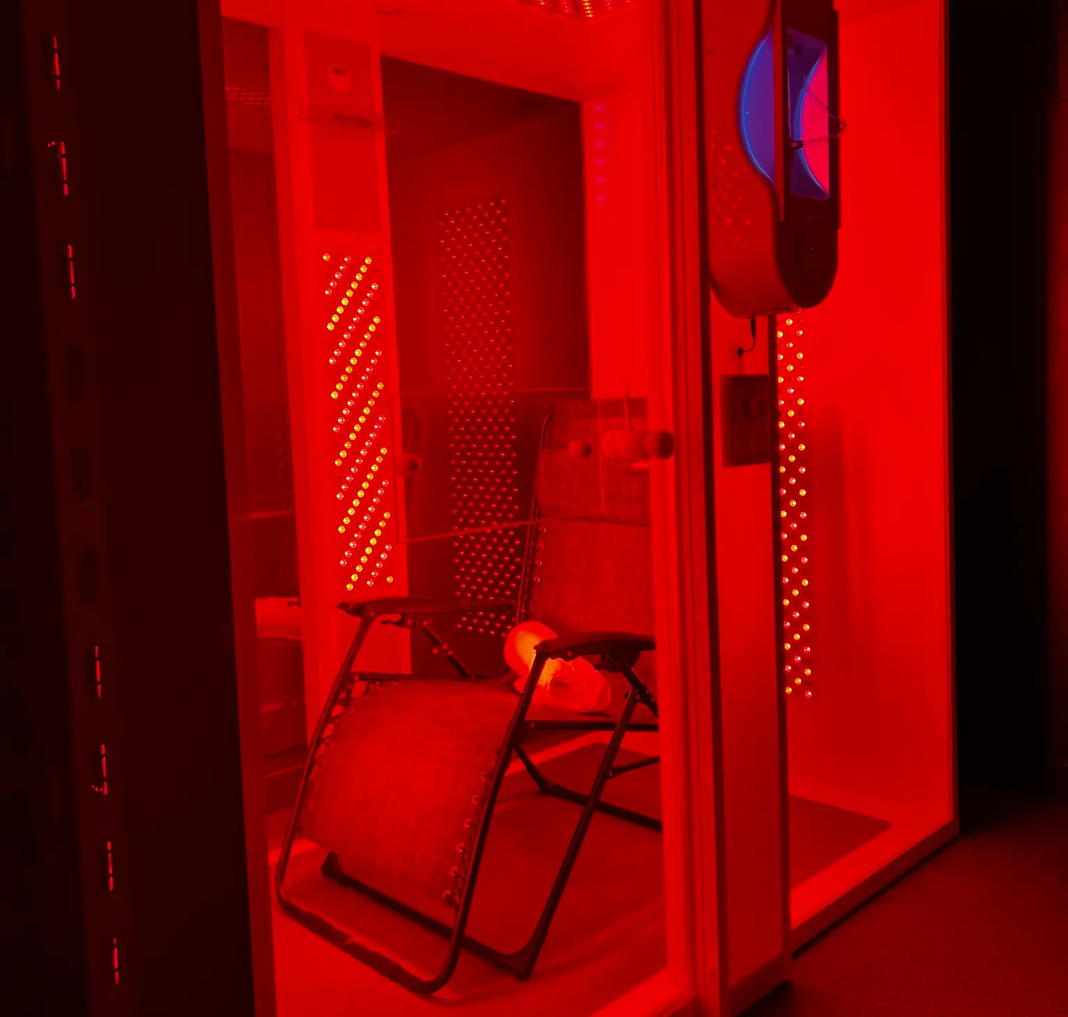 682db616e4b51_HaloRed Lounger A red room with a chair and a traffic light.